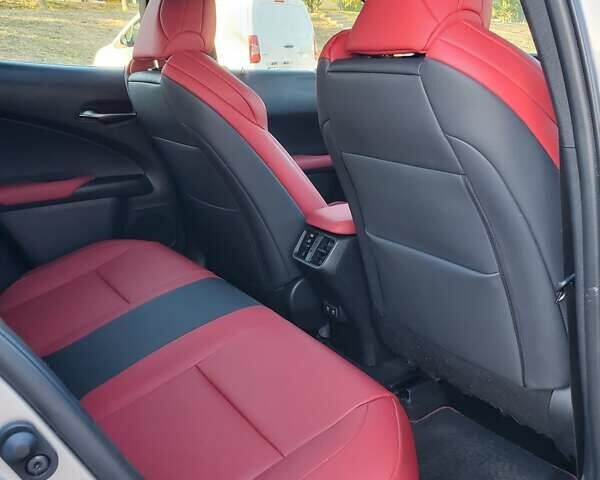 Сірий Лексус UX, об'ємом двигуна 2 л та пробігом 67 тис. км за 27500 $, фото 17 на Automoto.ua