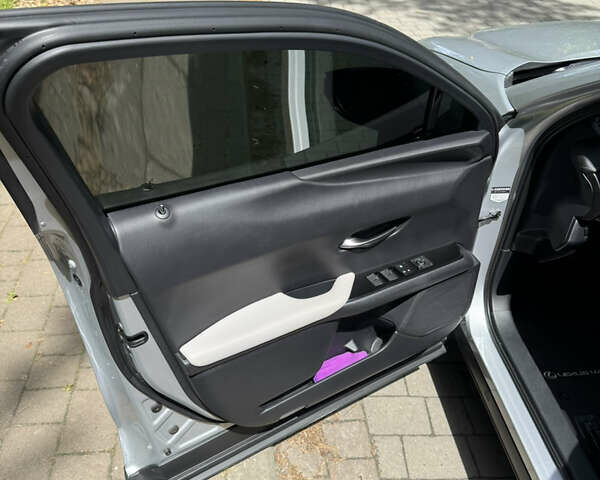 Сірий Лексус UX, об'ємом двигуна 1.99 л та пробігом 40 тис. км за 25500 $, фото 52 на Automoto.ua