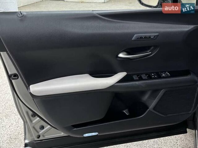 Сірий Лексус UX, об'ємом двигуна 1.99 л та пробігом 27 тис. км за 9800 $, фото 8 на Automoto.ua