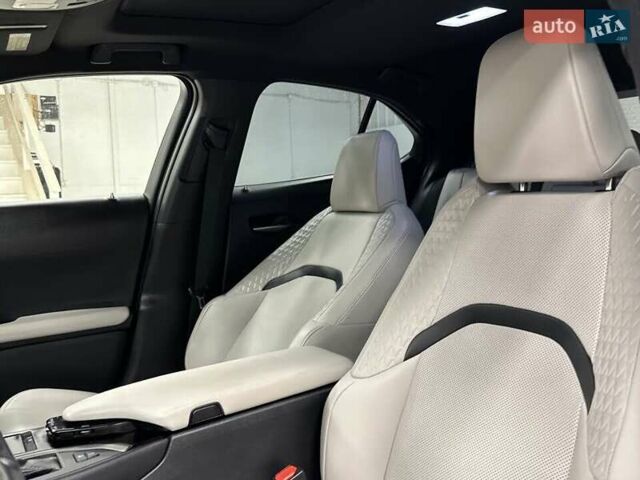 Сірий Лексус UX, об'ємом двигуна 1.99 л та пробігом 27 тис. км за 9800 $, фото 10 на Automoto.ua