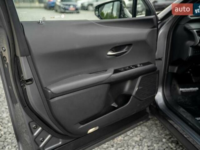 Сірий Лексус UX, об'ємом двигуна 2 л та пробігом 29 тис. км за 31900 $, фото 48 на Automoto.ua