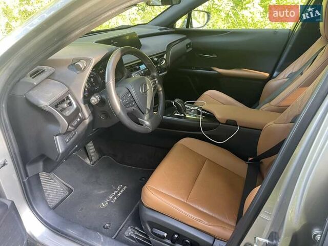 Сірий Лексус UX, об'ємом двигуна 0 л та пробігом 112 тис. км за 20900 $, фото 24 на Automoto.ua