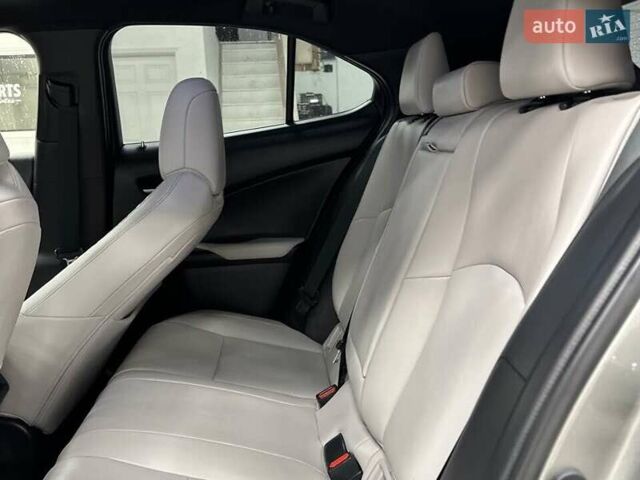 Сірий Лексус UX, об'ємом двигуна 1.99 л та пробігом 27 тис. км за 9800 $, фото 16 на Automoto.ua