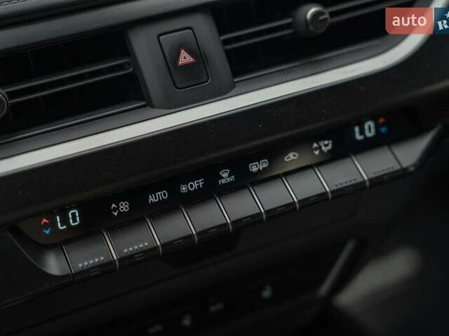 Сірий Лексус UX, об'ємом двигуна 2 л та пробігом 29 тис. км за 31900 $, фото 38 на Automoto.ua