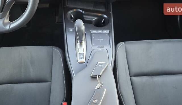 Серый Лексус UX, объемом двигателя 0 л и пробегом 84 тыс. км за 23800 $, фото 70 на Automoto.ua