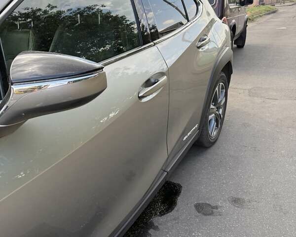 Сірий Лексус UX, об'ємом двигуна 0 л та пробігом 41 тис. км за 18999 $, фото 2 на Automoto.ua