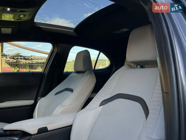 Сірий Лексус UX, об'ємом двигуна 2 л та пробігом 50 тис. км за 35000 $, фото 18 на Automoto.ua
