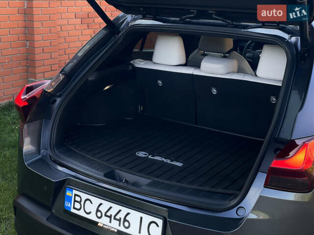 Сірий Лексус UX, об'ємом двигуна 2 л та пробігом 50 тис. км за 35000 $, фото 27 на Automoto.ua