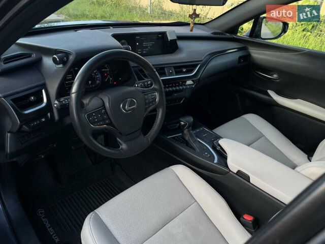 Сірий Лексус UX, об'ємом двигуна 2 л та пробігом 50 тис. км за 35000 $, фото 16 на Automoto.ua