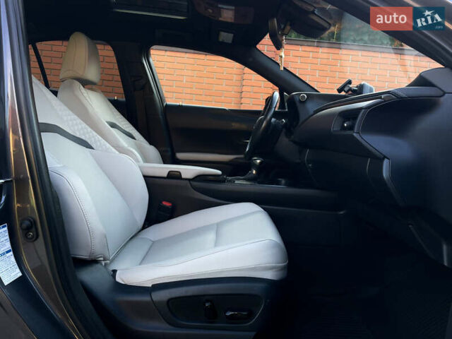 Сірий Лексус UX, об'ємом двигуна 2 л та пробігом 50 тис. км за 35000 $, фото 25 на Automoto.ua