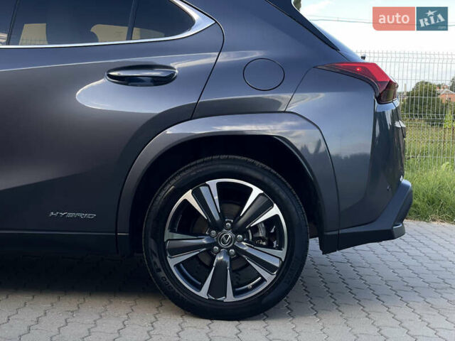Сірий Лексус UX, об'ємом двигуна 2 л та пробігом 50 тис. км за 35000 $, фото 5 на Automoto.ua