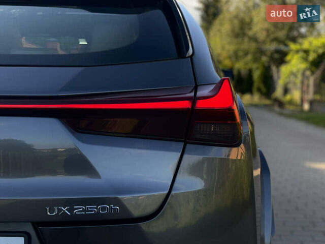 Сірий Лексус UX, об'ємом двигуна 2 л та пробігом 50 тис. км за 35000 $, фото 23 на Automoto.ua