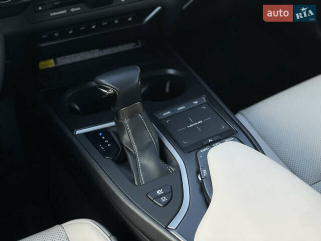 Сірий Лексус UX, об'ємом двигуна 2 л та пробігом 50 тис. км за 35000 $, фото 13 на Automoto.ua
