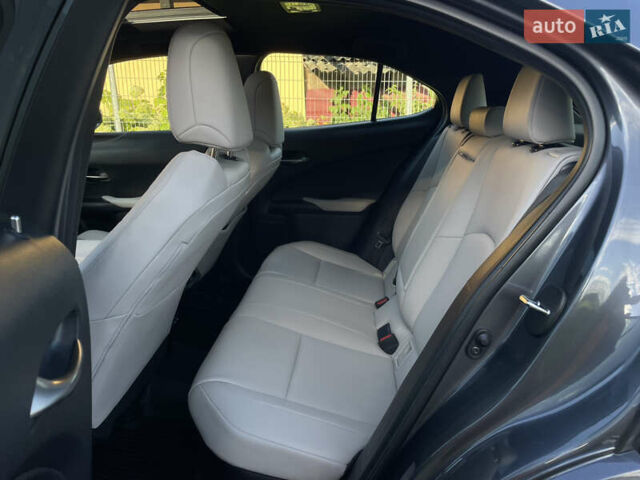 Сірий Лексус UX, об'ємом двигуна 2 л та пробігом 50 тис. км за 35000 $, фото 21 на Automoto.ua