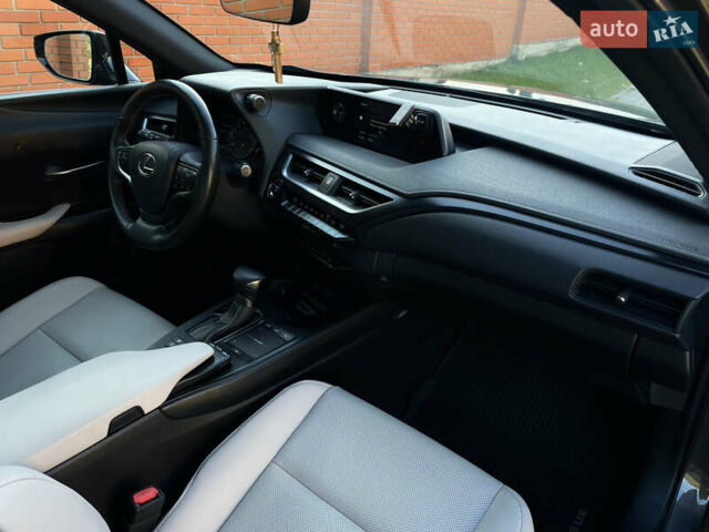 Сірий Лексус UX, об'ємом двигуна 2 л та пробігом 50 тис. км за 35000 $, фото 24 на Automoto.ua
