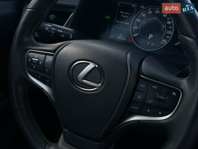 Сірий Лексус UX, об'ємом двигуна 2 л та пробігом 50 тис. км за 35000 $, фото 14 на Automoto.ua