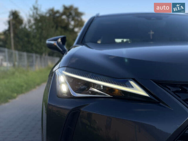 Сірий Лексус UX, об'ємом двигуна 2 л та пробігом 50 тис. км за 35000 $, фото 3 на Automoto.ua