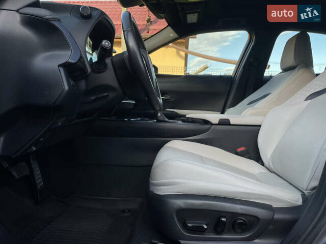 Сірий Лексус UX, об'ємом двигуна 2 л та пробігом 50 тис. км за 35000 $, фото 17 на Automoto.ua