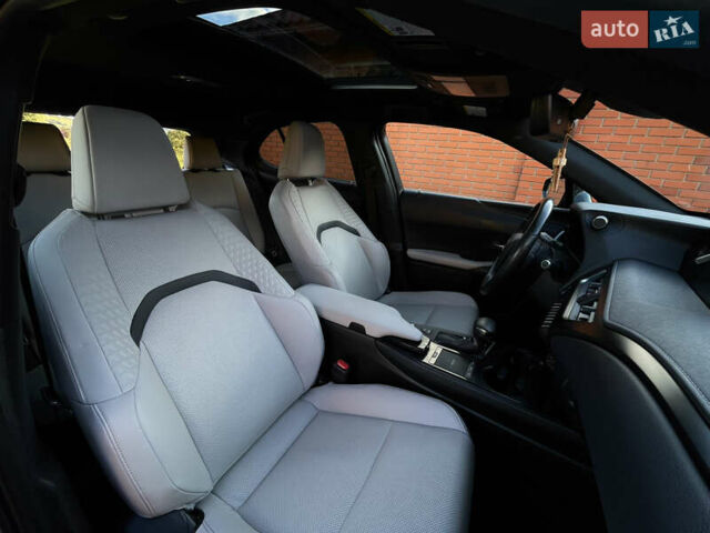 Сірий Лексус UX, об'ємом двигуна 2 л та пробігом 50 тис. км за 35000 $, фото 26 на Automoto.ua