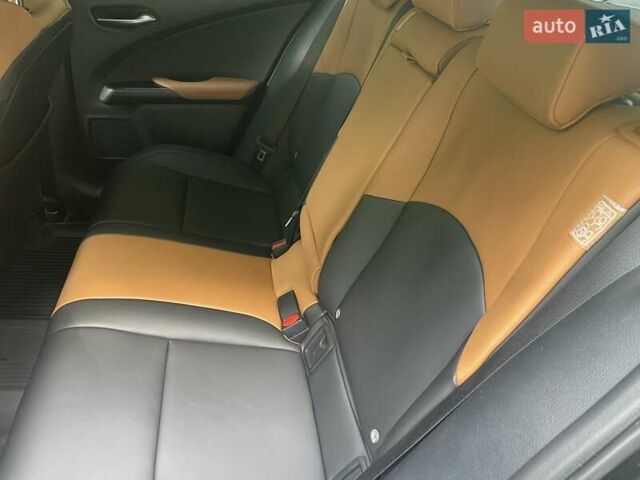 Зеленый Лексус UX, объемом двигателя 1.99 л и пробегом 61 тыс. км за 32800 $, фото 6 на Automoto.ua