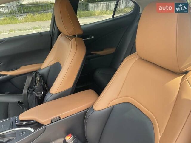 Зеленый Лексус UX, объемом двигателя 1.99 л и пробегом 61 тыс. км за 32800 $, фото 13 на Automoto.ua