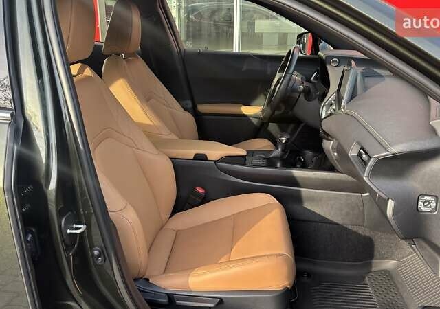 Зеленый Лексус UX, объемом двигателя 2 л и пробегом 8 тыс. км за 41000 $, фото 5 на Automoto.ua