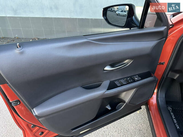 Оранжевый Лексус UX, объемом двигателя 1.99 л и пробегом 45 тыс. км за 29000 $, фото 24 на Automoto.ua