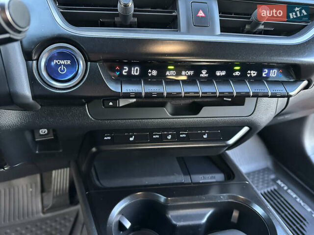 Оранжевый Лексус UX, объемом двигателя 1.99 л и пробегом 45 тыс. км за 29000 $, фото 30 на Automoto.ua