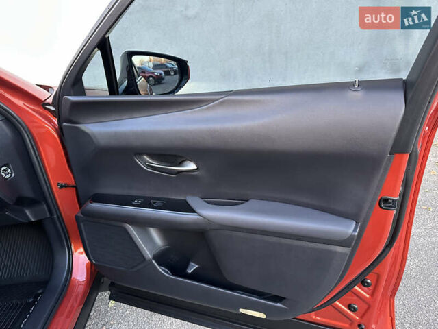 Оранжевый Лексус UX, объемом двигателя 1.99 л и пробегом 45 тыс. км за 29000 $, фото 39 на Automoto.ua