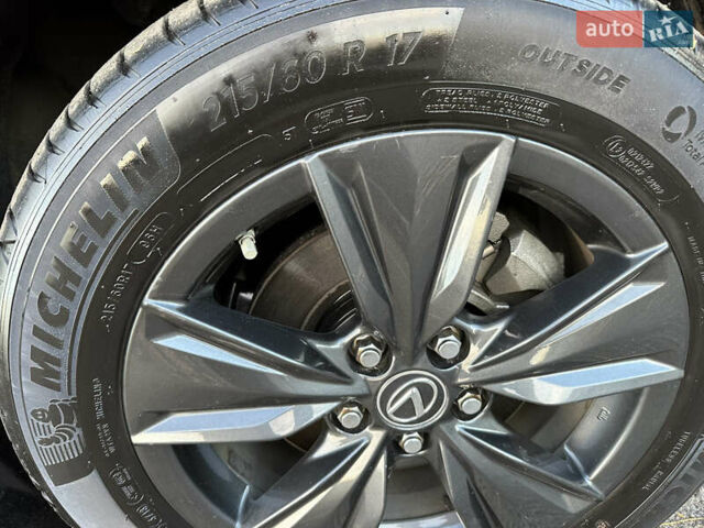 Оранжевый Лексус UX, объемом двигателя 1.99 л и пробегом 45 тыс. км за 29000 $, фото 19 на Automoto.ua