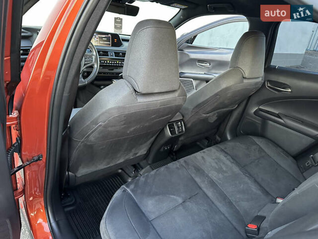 Оранжевый Лексус UX, объемом двигателя 1.99 л и пробегом 45 тыс. км за 29000 $, фото 27 на Automoto.ua