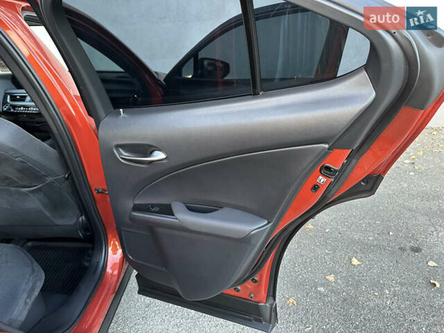 Оранжевый Лексус UX, объемом двигателя 1.99 л и пробегом 45 тыс. км за 29000 $, фото 42 на Automoto.ua