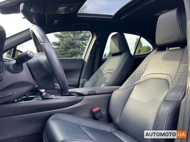 Красный Лексус UX 200, объемом двигателя 2 л и пробегом 61 тыс. км за 24999 $, фото 20 на Automoto.ua