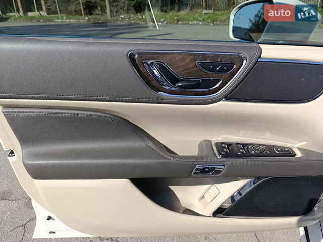 Белый Линкольн Континенталь, объемом двигателя 3.73 л и пробегом 132 тыс. км за 17200 $, фото 3 на Automoto.ua