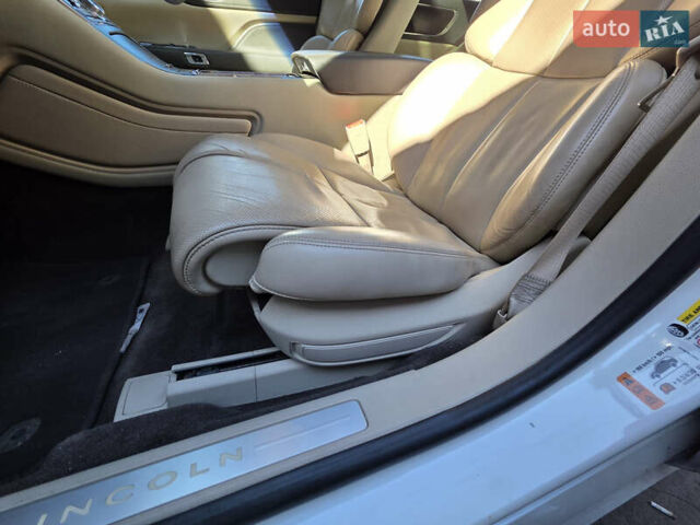 Белый Линкольн Континенталь, объемом двигателя 2.7 л и пробегом 105 тыс. км за 18000 $, фото 3 на Automoto.ua