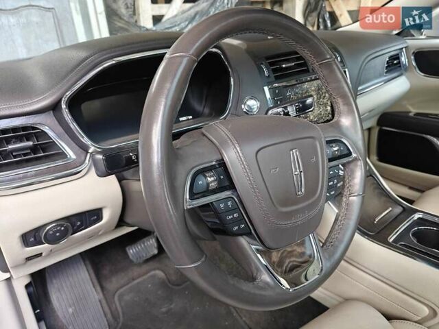 Белый Линкольн Континенталь, объемом двигателя 2.7 л и пробегом 105 тыс. км за 18000 $, фото 12 на Automoto.ua