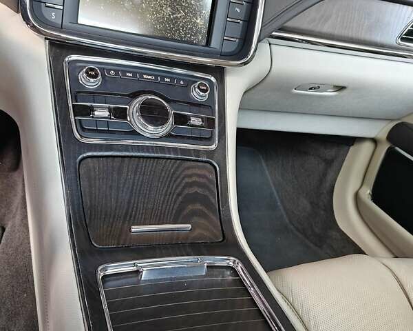 Белый Линкольн Континенталь, объемом двигателя 2.7 л и пробегом 105 тыс. км за 18000 $, фото 13 на Automoto.ua