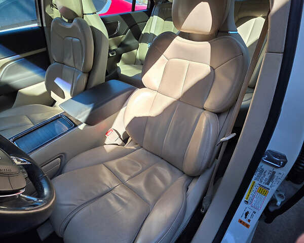 Белый Линкольн Континенталь, объемом двигателя 2.7 л и пробегом 105 тыс. км за 18000 $, фото 1 на Automoto.ua