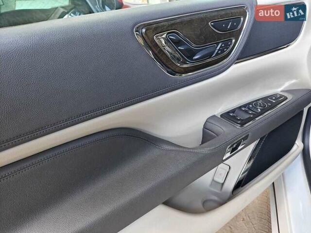 Белый Линкольн Континенталь, объемом двигателя 2.7 л и пробегом 105 тыс. км за 18000 $, фото 17 на Automoto.ua