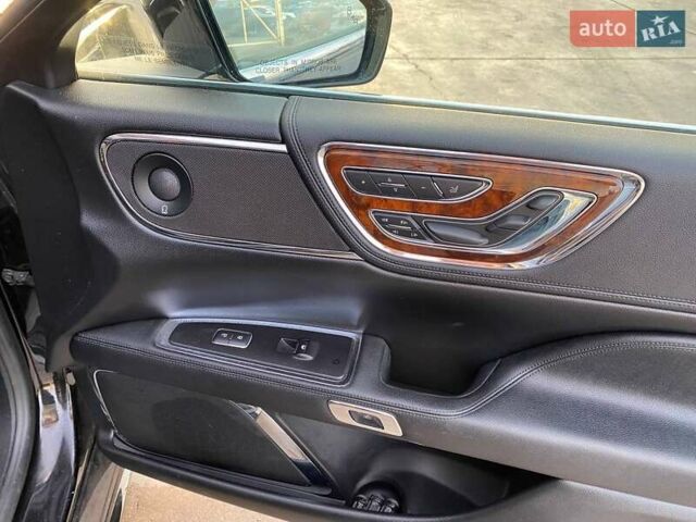 Черный Линкольн Континенталь, объемом двигателя 2.96 л и пробегом 79 тыс. км за 12800 $, фото 9 на Automoto.ua