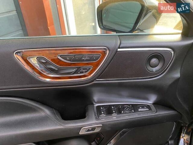 Черный Линкольн Континенталь, объемом двигателя 2.96 л и пробегом 79 тыс. км за 12800 $, фото 13 на Automoto.ua