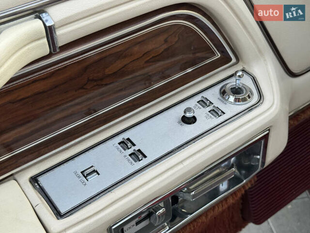 Червоний Лінкольн Континенталь, об'ємом двигуна 5.7 л та пробігом 129 тис. км за 97000 $, фото 30 на Automoto.ua