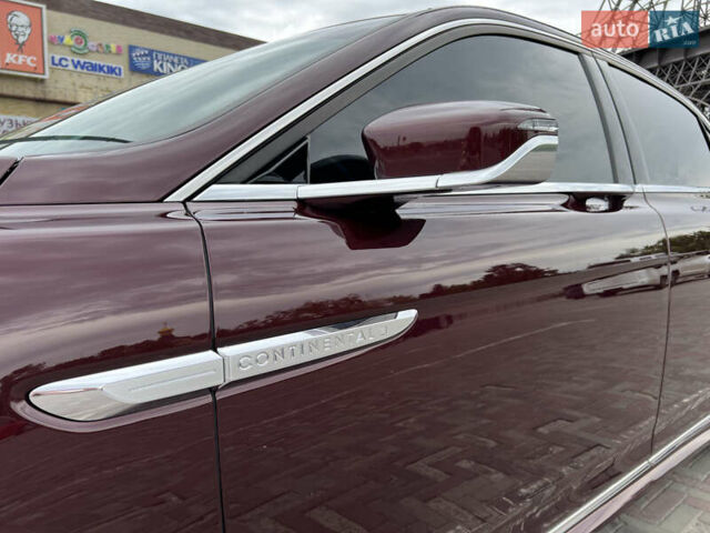 Красный Линкольн Континенталь, объемом двигателя 2.69 л и пробегом 69 тыс. км за 19400 $, фото 10 на Automoto.ua
