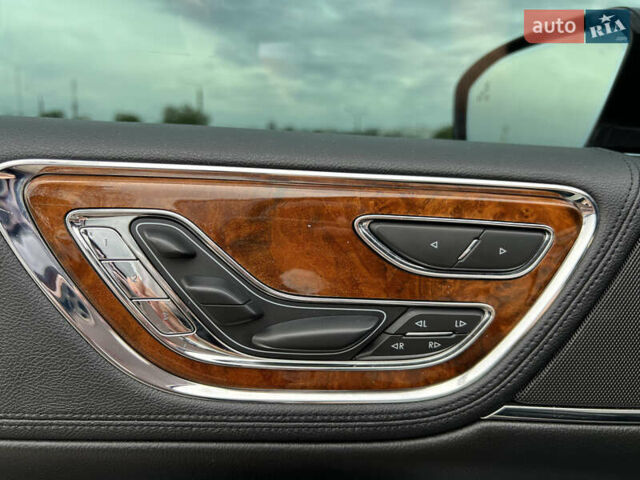 Красный Линкольн Континенталь, объемом двигателя 2.69 л и пробегом 69 тыс. км за 19400 $, фото 14 на Automoto.ua