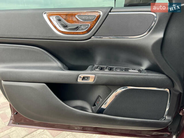 Красный Линкольн Континенталь, объемом двигателя 2.69 л и пробегом 69 тыс. км за 19400 $, фото 13 на Automoto.ua