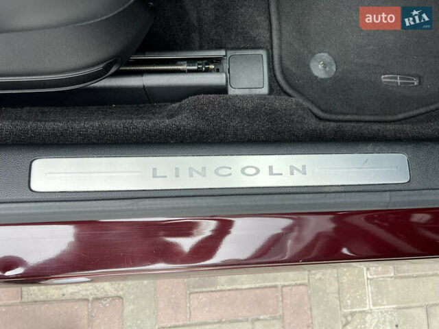 Красный Линкольн Континенталь, объемом двигателя 2.69 л и пробегом 69 тыс. км за 19400 $, фото 15 на Automoto.ua