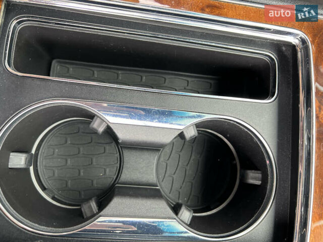 Красный Линкольн Континенталь, объемом двигателя 2.69 л и пробегом 69 тыс. км за 19400 $, фото 25 на Automoto.ua