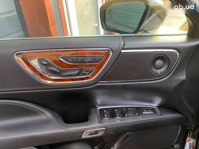 Линкольн Континенталь, объемом двигателя 3 л и пробегом 79 тыс. км за 12800 $, фото 13 на Automoto.ua