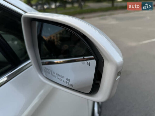 Білий Лінкольн МКС, об'ємом двигуна 2.26 л та пробігом 126 тис. км за 15200 $, фото 33 на Automoto.ua