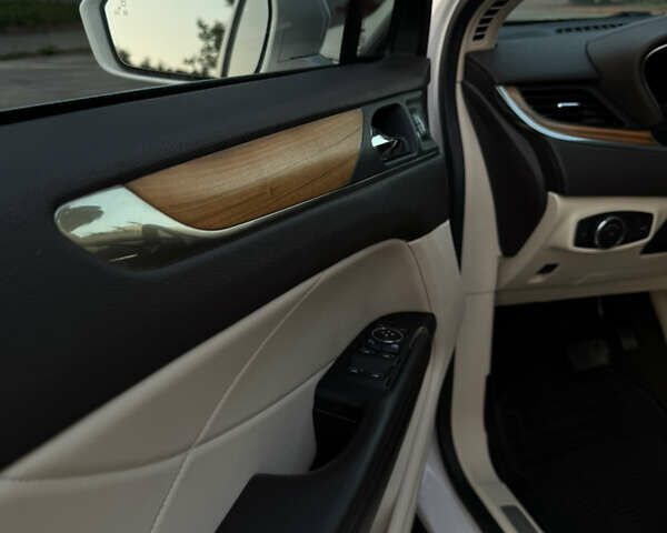 Білий Лінкольн МКС, об'ємом двигуна 2.26 л та пробігом 126 тис. км за 15200 $, фото 30 на Automoto.ua